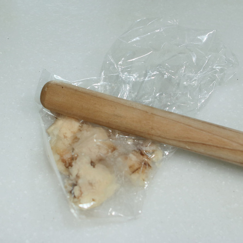 玉ねぎはすりおろして片栗粉と混ぜる。れんこんは袋に入れて麺棒でたたき細かくする。