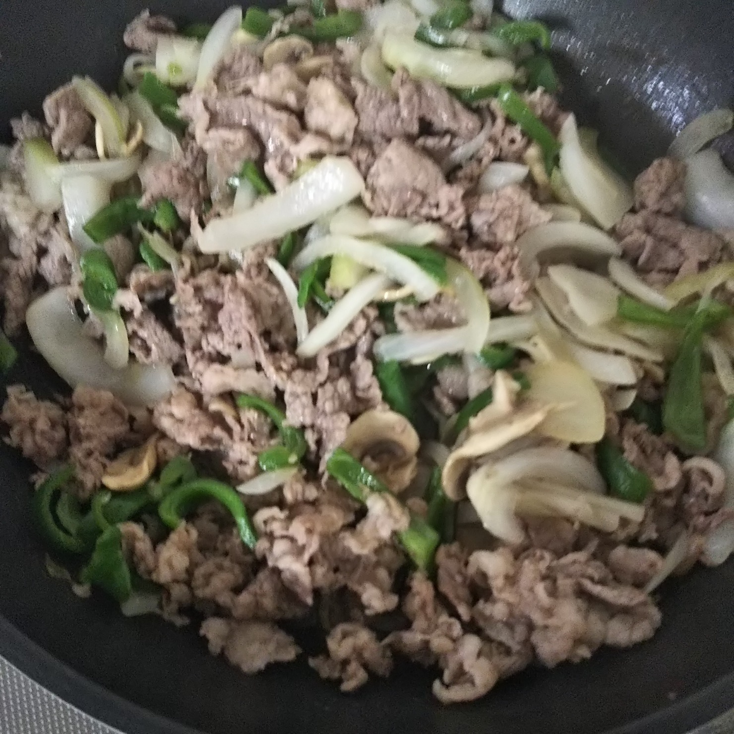 牛肉と野菜を炒める。