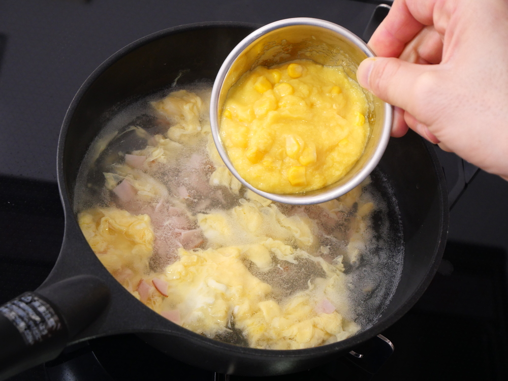 沸々としてきたら、溶き卵を回し入れ、卵が浮き上がってきたら、混ぜる。
