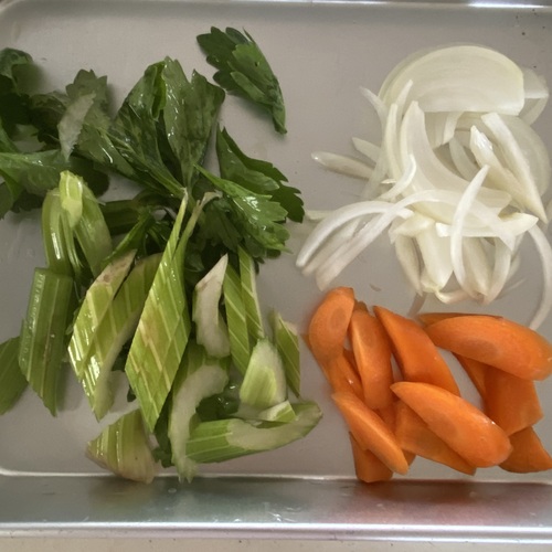 野菜はスライスにする。セロリは葉ごと使用します。