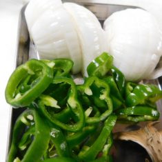 クッキングシートに軽く油をぬり、じゃがいも、たまねぎ、鮭の順で、ほかの野菜をならべ、軽く塩こしょうし、バターとクリームチーズをいれて包む。