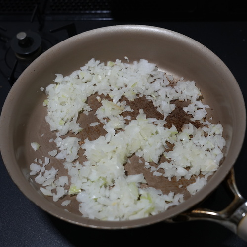 玉ねぎはみじん切りにし、透き通ってしんなりするまでフライパンで炒め、粗熱を取っておく。