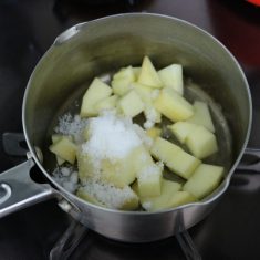 りんごは1㎝角に切り、レモン汁小さじ1分とと砂糖大さじ1分と一緒に鍋に入れ、弱火にかける。