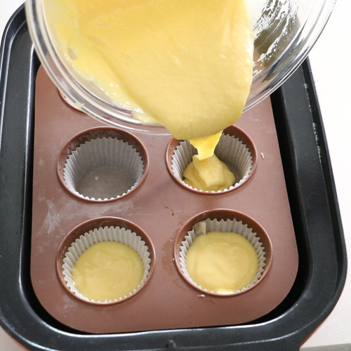 牛乳も加えて混ぜ、なめらかになったらカップケーキ型に流し入れる。7分目まで注ぐ。残った分は別の型に入れておき、後で焼く。
