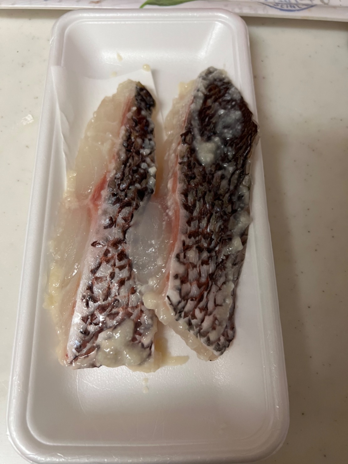 鯛全体に塩麹をぬり、15分程度おいておく。