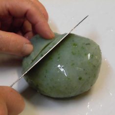 こんにゃくを食べやすい厚さにスライスして皿に盛り付ける。