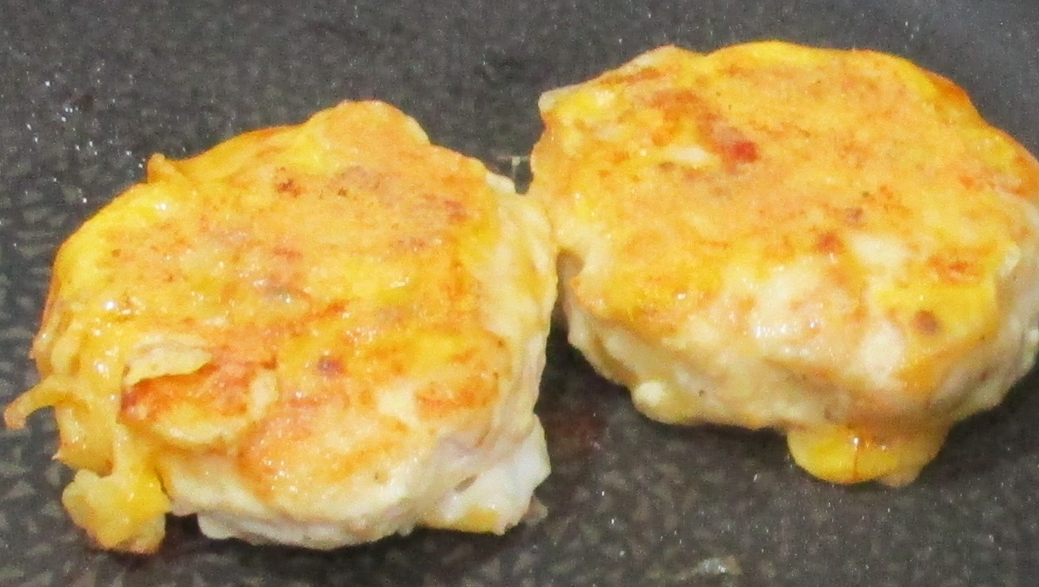 溶き卵、片栗粉を混ぜ合わせ、1に全体的にまぶし、キャノーラ油を熱したフライパンで、やや弱火にして両面焼き、
取り出す。