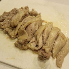 お米を丸く盛り付けて、その上に鶏肉を乗せ、タレをかけたら完成です。