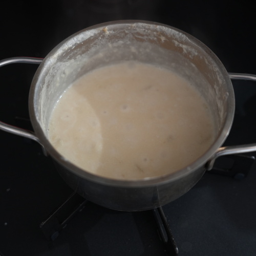 じゃがいもは皮をむき、2㎜の薄切りにする。
鍋にじゃがいもと牛乳、顆粒コンソメを入れて中火で加熱する。
沸騰したら火を弱め、じゃがいもがやわらかくなるまで煮る。
じゃがいもをつぶして、粗熱が取れるまで冷ます。