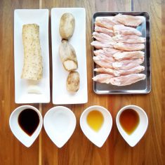 蓮根と長芋は皮をむき、1cm幅に切る。（無農薬であれば皮つきのままでも良い）