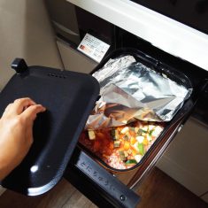 キャセロールを取り出して、カレールウを溶かすように混ぜ、10分以上なじませる。