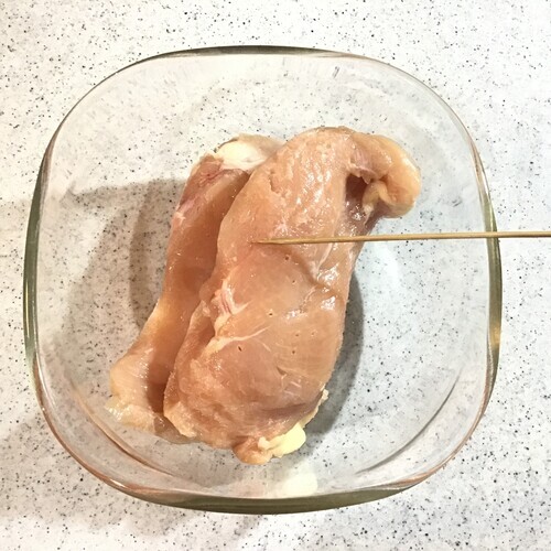 鶏むね肉は水気を拭いてから竹串などで表面に穴を開ける。