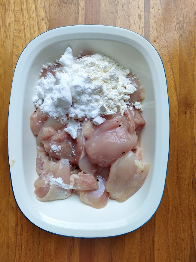 薄力粉と片栗粉を揉みこむ。