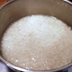 鍋に水100ccとミルク100ccを入れ、好みの硬さになるまで弱火で煮詰める。火を止め好みで砂糖、はちみつ、生クリームを入れて混ぜる。