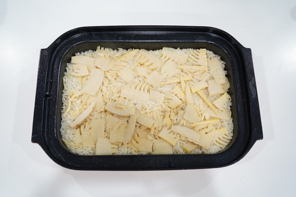 蓋をし、マルチグリル「オートメニュー　炊き込みご飯」で加熱する。
