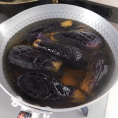 ③に、②の茄子を入れ、弱火で2分程煮る。