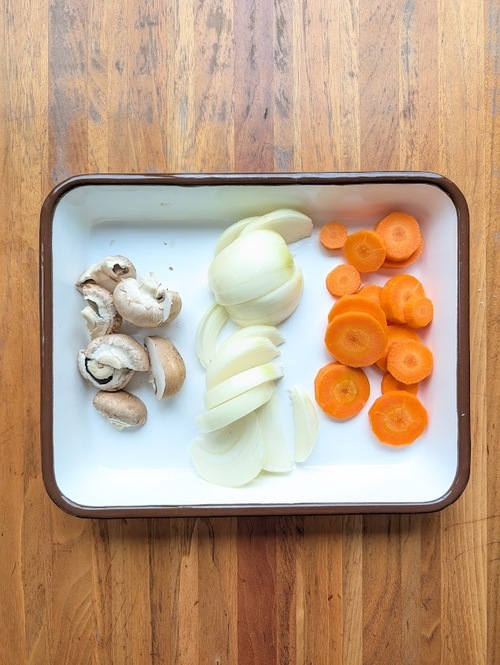 玉ねぎはくし形、人参は5㎜幅の輪切り、マッシュルームは半分に切る。
