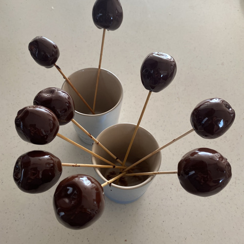 コップなどに立ててチョコレートが固まるまでおいておく。