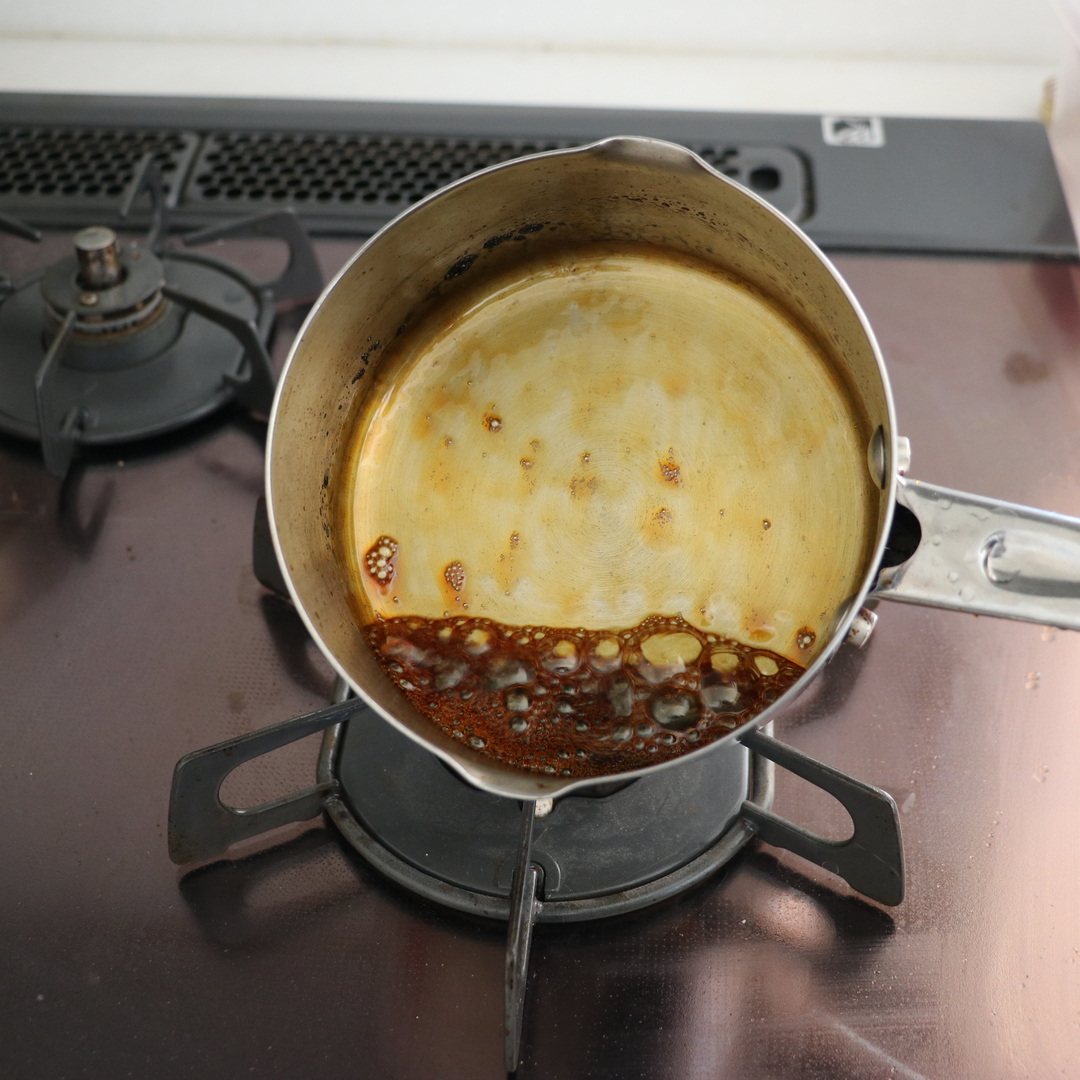 Aの砂糖と水を小鍋に入れ、砂糖全体が湿ったら中火にかける。鍋を動かさず加熱し、砂糖液が茶色く色づいてきたら火を止め、熱湯を入れて素早く全体を混ぜる。
