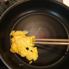 フライパンに油を熱し、溶き卵を入れ高温でふわふわの炒り卵を作り、１度出しておく。