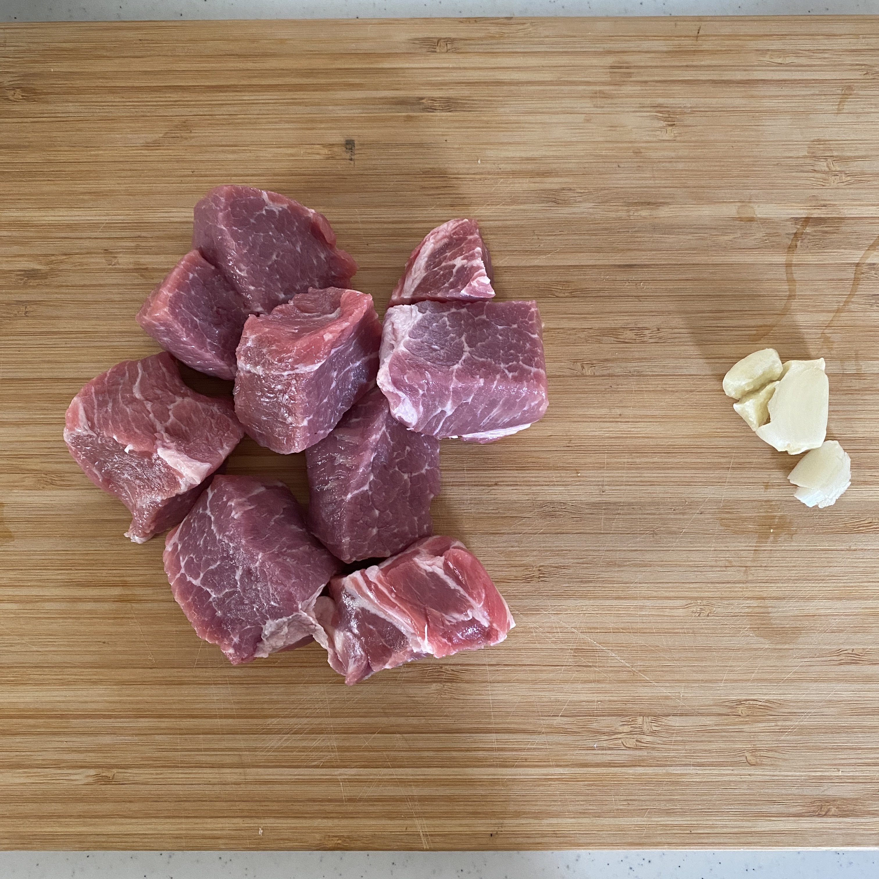 豚肉は2～3㎝の角切りにして塩こしょうをまぶす。にんにくは皮を剥いて包丁で潰す。