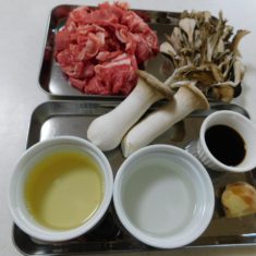 鍋に湯を沸かし、火を止めて、牛肉をいれ、湯通しする。