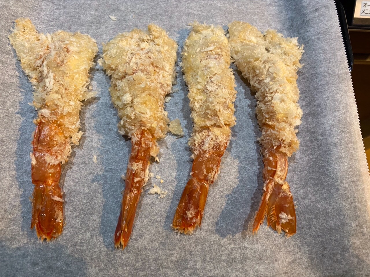 パン粉にサラダ油を混ぜておき、海老に付け
クッキングシートの上に並べて