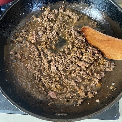 フライパンに油とにんにくのみじん切りを入れ弱火にかける。
にんにくの香りがでたら牛こま切れ肉を加えて良く炒める。
調味料を回し入れ混ぜながら水分を飛ばす。