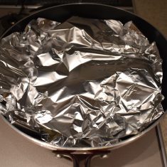 アルミホイルで蓋をして、弱火〜中火で蒸す。鮭に火が通ったら完成
