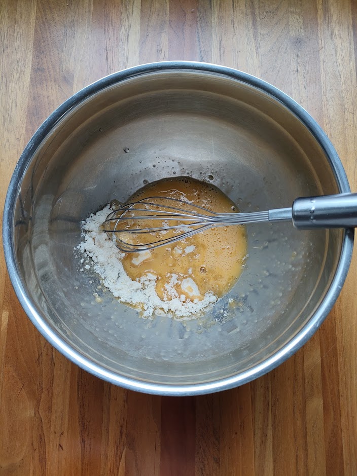 ボウルに泡立て器で卵を溶きほぐし、砂糖を加えて良く混ぜる。続いて練乳と牛乳も加えて混ぜる。
