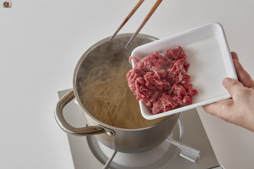 スパゲティの茹で時間の残り３０秒前に牛肉を加えて、一緒に茹でたら、ザルで水気をきり、２にいれ中火にかける。塩で味を調えて、器に盛る。

