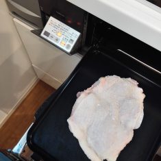 大根はおろす。しそは千切り。梅干しは刻んで、（A）と合わせる。