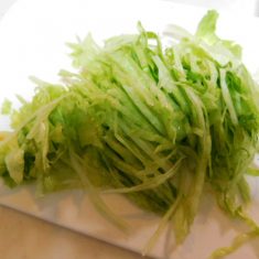 お皿にごはん、レタス、②のタコミート、チーズ、トマトの順に盛り付、お好みでサルサソースを添えれば、出来上がり。