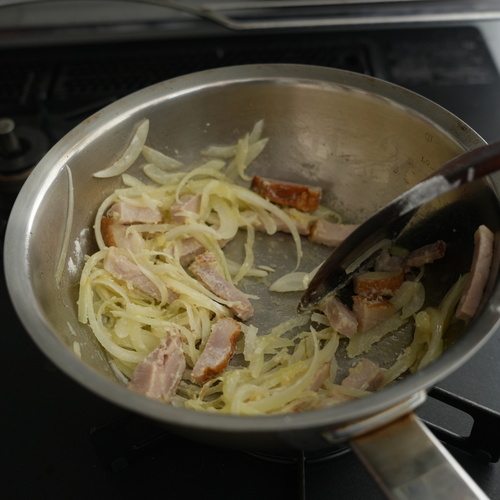 バターを鍋に入れて、玉ねぎとベーコンを入れて炒める。
玉ねぎが透き通ってきたら米粉を入れて炒める。
かぶの実と水を入れ、沸騰したらかぶの葉も入れる。