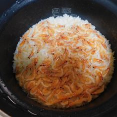 炊きあがったら、器に盛り、薬味を添えて出来上がり。