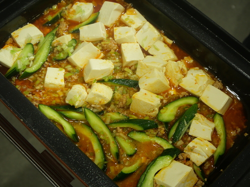 キャセロールの蓋をあけ、Ａを加え、混ぜながら、とろみをつける。
豆腐ときゅうりを加え、かるく混ぜたら、蓋をして調理モード［煮る］で１０分加熱する。
