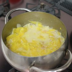 さつまいもが柔らかくなったら火を止め、ブレンダーで全体が滑らかくなるまで混ぜる