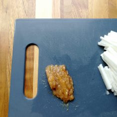 梅干しは細かくたたくか潰し、調味料を合わせてドレッシングを作る。