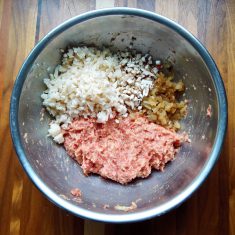 挽肉を練り、卵、ナツメグ、生パン粉、牛乳、塩、コショウを加えて更に練り、①の蓮根と椎茸、②の玉ねぎ、を加えて混ぜ、6等分にまとめる。