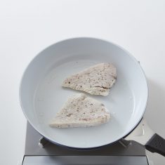 フライパンにオリーブ油をいれ、弱めの中火で熱し１をのせる。