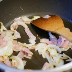 ゆであがったパスタをフライパンに入れ、強めに塩こしょうして軽く炒める。