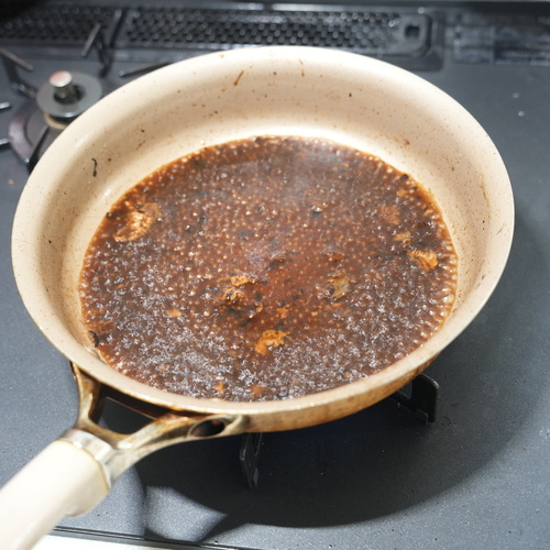 焼きあがったらハンバーグを皿に盛り、ウスターソース、トマトケチャップ、はちみつをフライパンに入れて、1分程加熱し、ハンバーグにかける。
お好みで茹でたブロッコリーなどを添える。