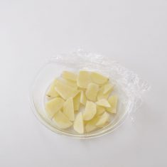 耐熱皿にじゃがいもをのせ、ラップをし、レンジで1分３０秒加熱する。