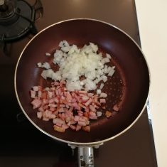 玉ねぎとベーコンは粗みじんに切る。フライパンを中弱火にかけ、ベーコンをゆっくり炒めて脂を出し、玉ねぎも加えてしんなりするまで炒める。