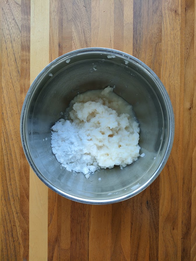 蓮根は皮を剥いてすりおろし、塩、片栗粉を加えて練る。まとまるくらいになるまでは、蓮根の水分で片栗粉の量が決まるので片栗粉は一気に入れない。