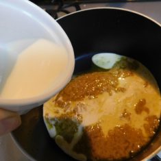 ②を弱火にかけ、生クリームを少しずつ加えていく（徐々にとろみがついてきます）