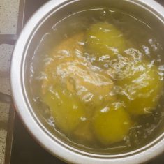 クヌーデルの生地を作ります。水を沸騰させ、じゃがいもを茹でてます。