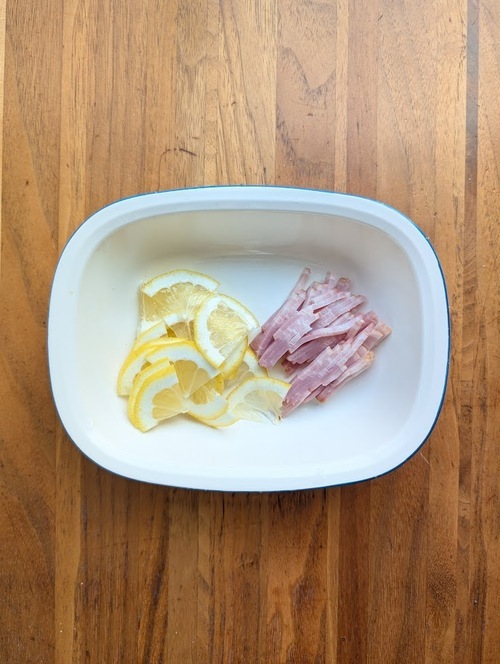 レモンはよく洗い、できるだけ薄いいちょう切りにする。
ベーコンは細切りにする。