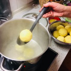 鍋にお水を入れ沸騰したら弱火にし、クヌーデルを入れ、20分ほど待ちます。