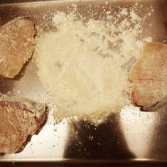 1分ほどおいたら、小麦粉をまぶす。
